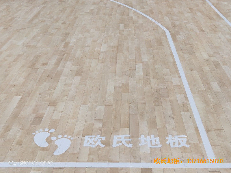 西寧世紀(jì)職業(yè)技術(shù)學(xué)校籃球館運(yùn)動地板鋪設(shè)案例4